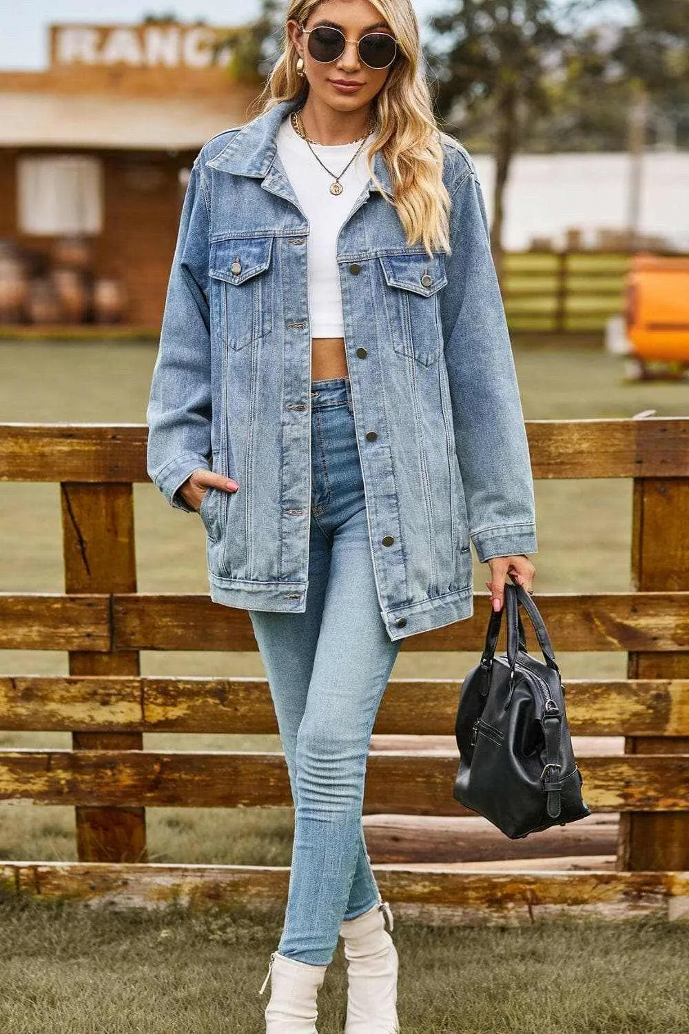 Chic denim jacket with pockets