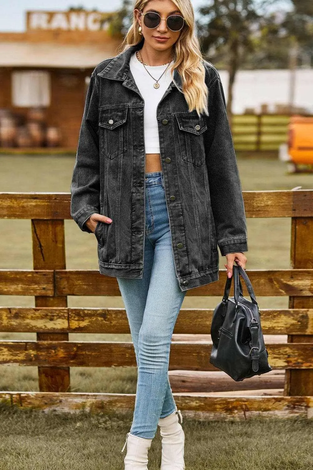 Chic denim jacket with pockets