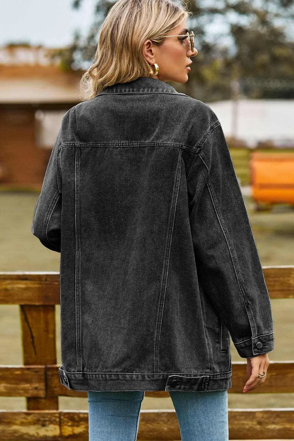 Chic denim jacket with pockets
