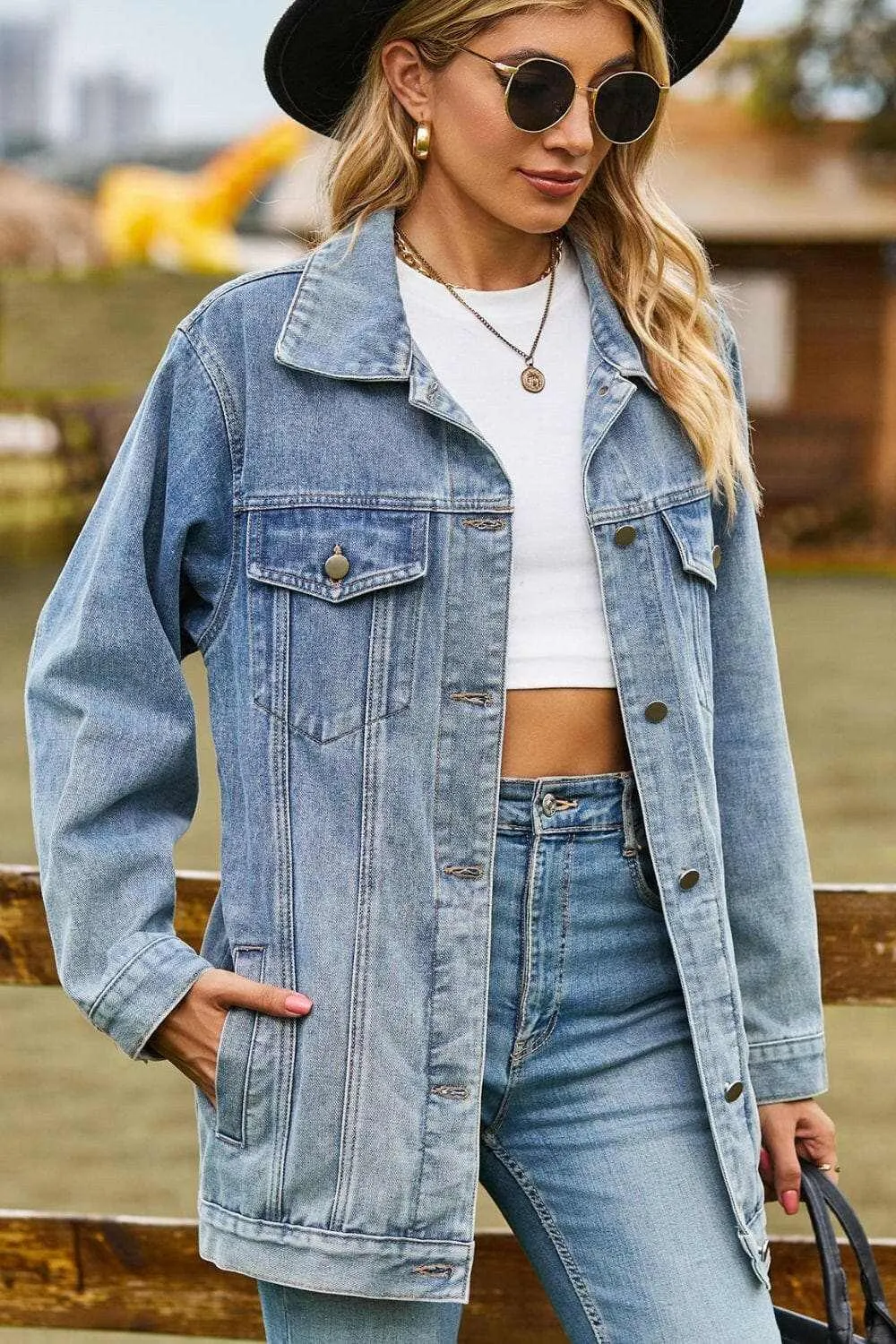 Chic denim jacket with pockets
