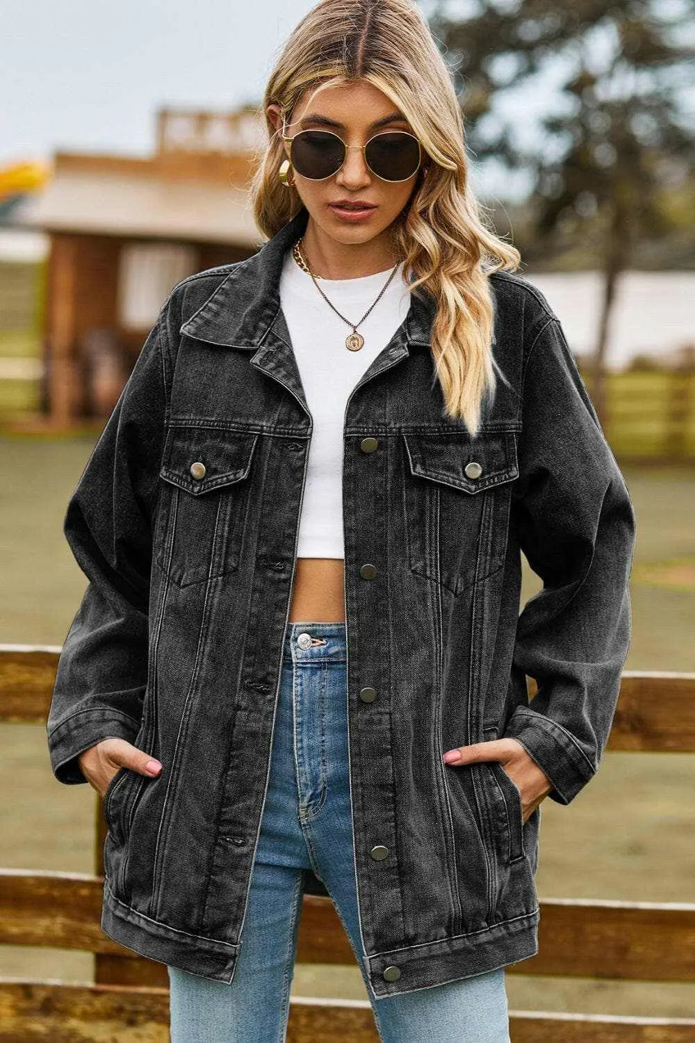 Chic denim jacket with pockets