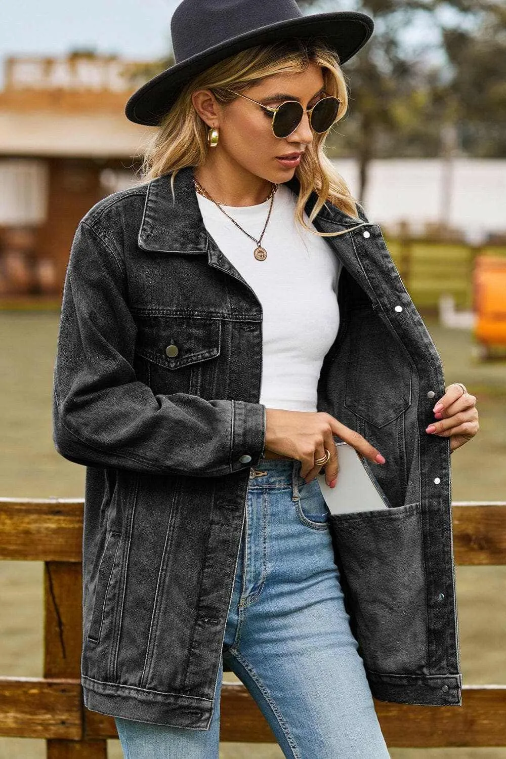 Chic denim jacket with pockets