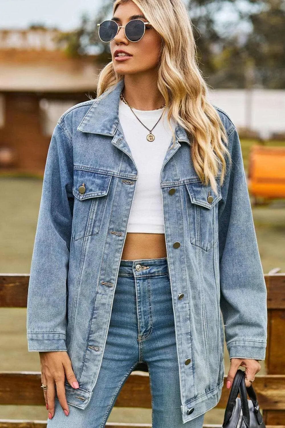 Chic denim jacket with pockets