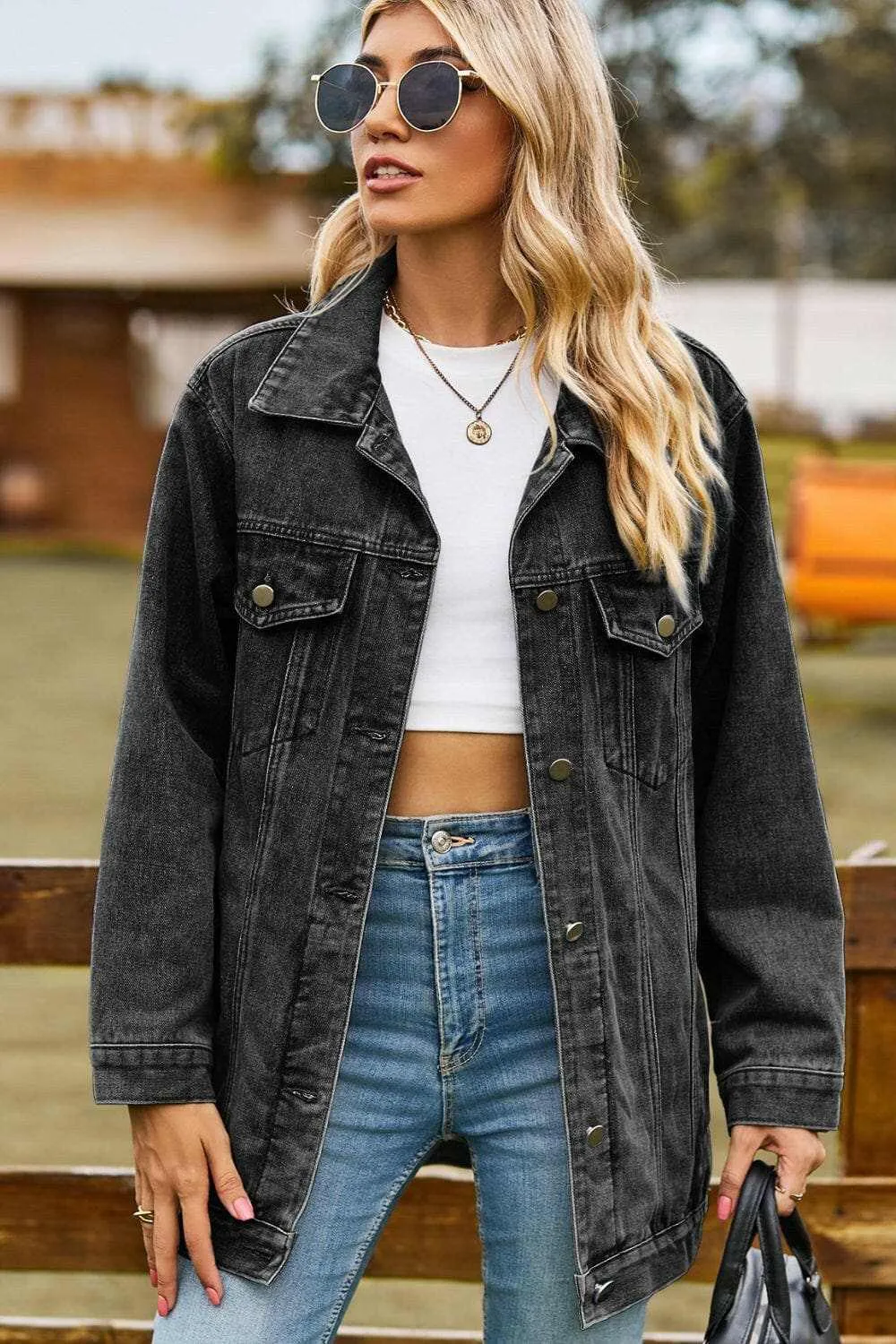 Chic denim jacket with pockets