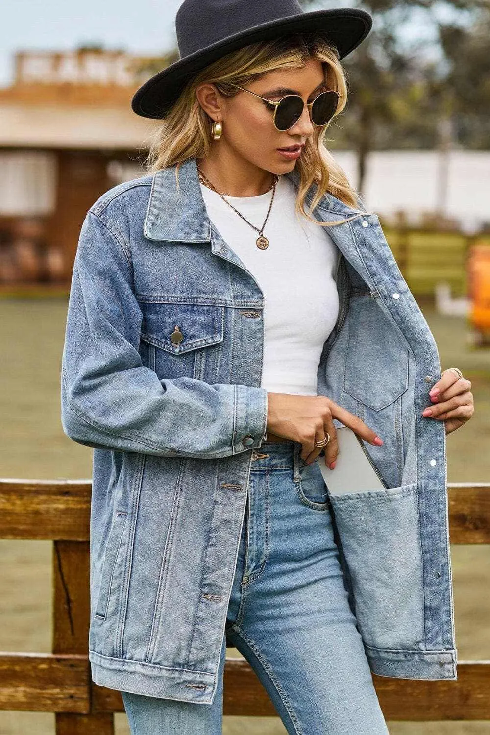 Chic denim jacket with pockets